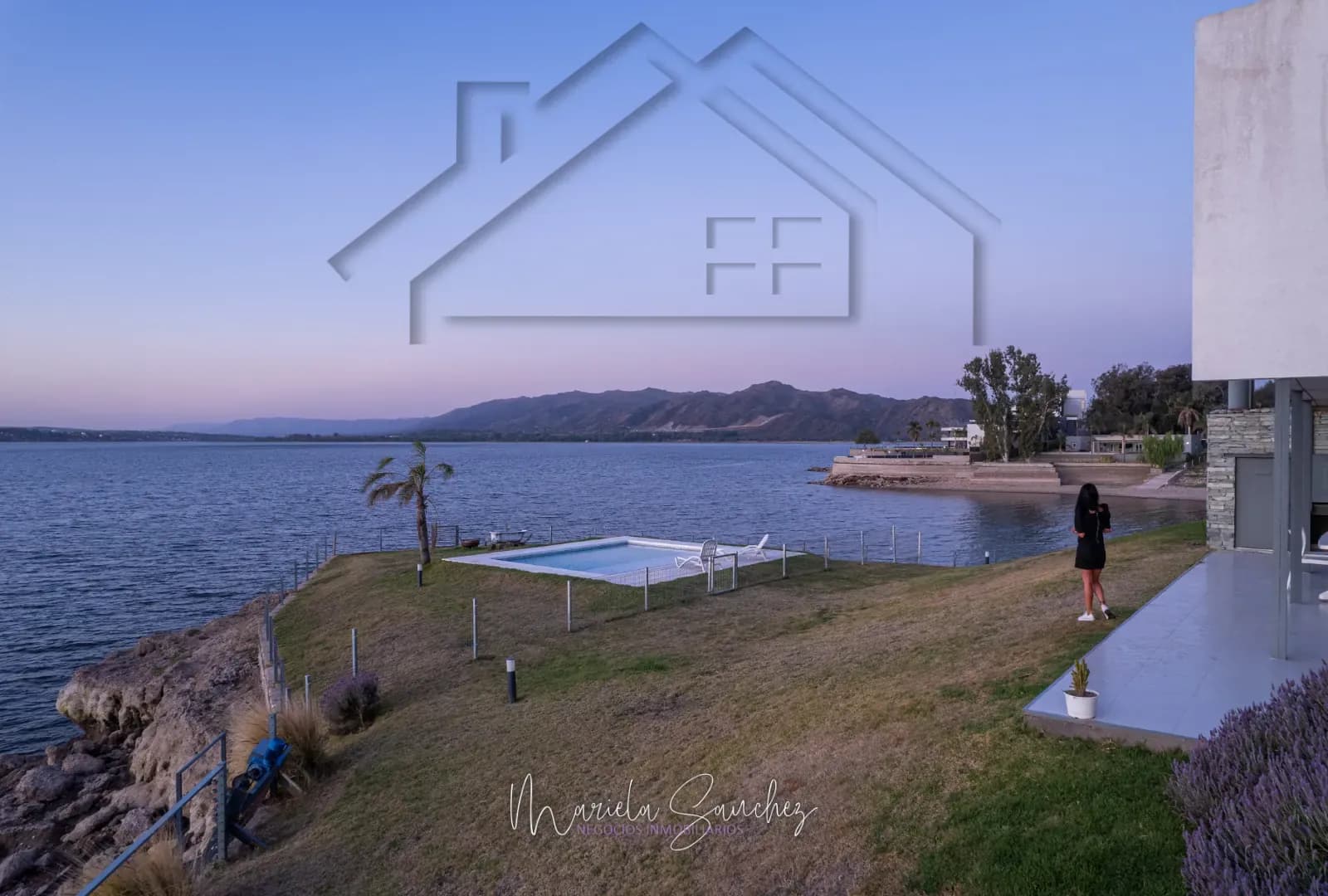 Costa del lago San Roque con el parque del dúplex al atardecer