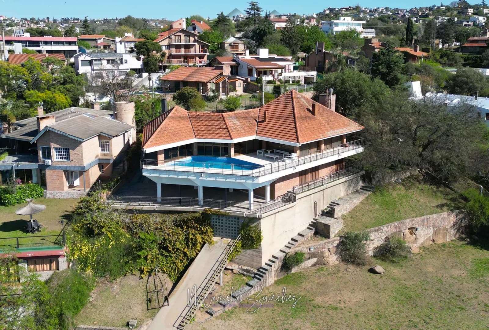 Vista aérea de la casa de Villa del Lago con su pileta y el parque arbolado